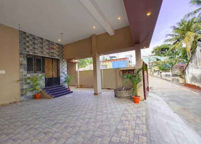 Eesha Inn - A Premium Home Stay Near Temple