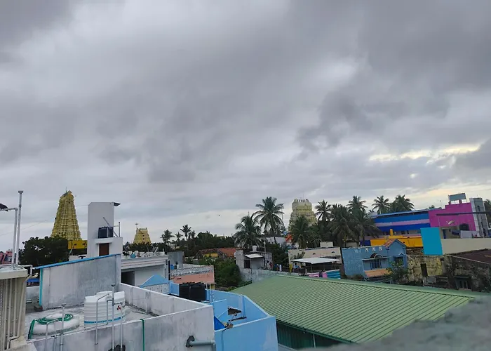 Eesha Inn - A Premium Home Stay Near Temple